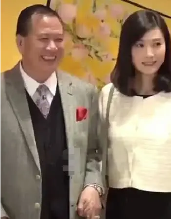 影星万梓良近照曝光，与爱妻合照幸福模样不减