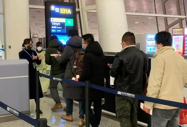 武汉封城后，作家方方动用特权，把家人送去新加坡