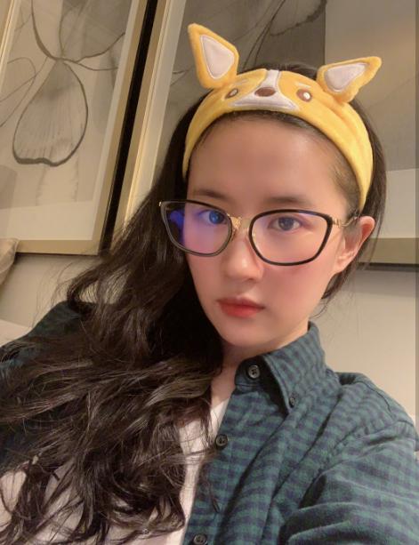 刘亦菲素颜晒上瘾！自拍美照头上发带意外火，38块的同款我没资格