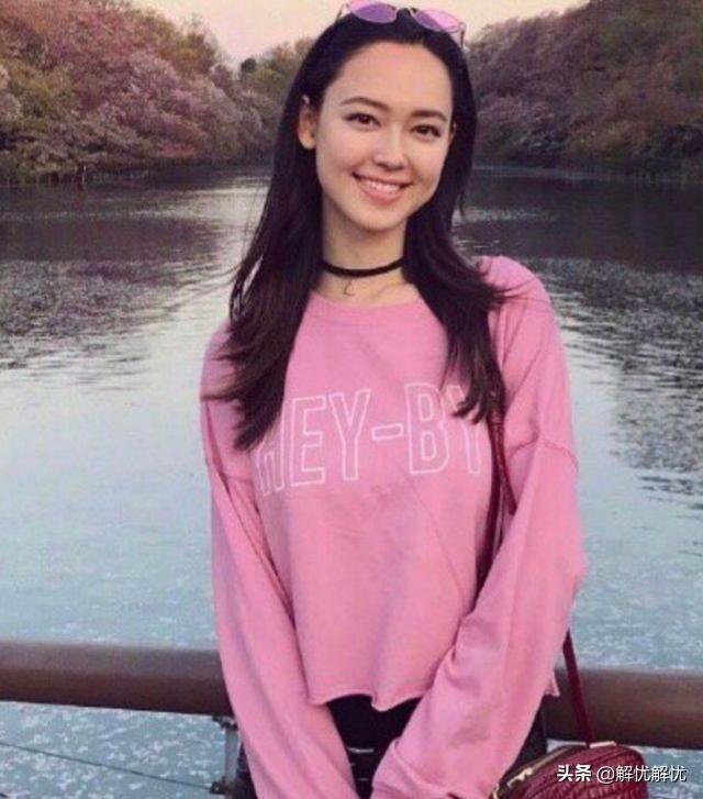 她是香奈儿唯一的御用彩妆模特，360度无死角，正脸美成这样