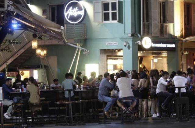 新加坡关闭娱乐场所前出现聚众消费 招致大量谴责