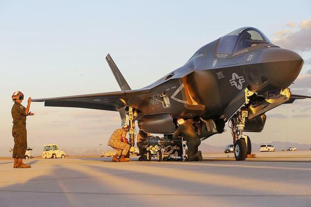 美军新锐战机泰国首次亮相，激光制导武器炸翻目标，演习不忘推销