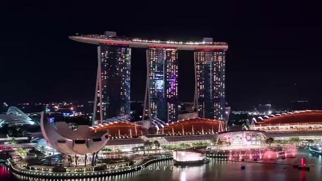 高清航拍新加坡夜景，2018年人均GDP约为6.4万美元
