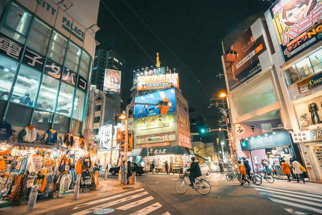 世界许多城市有唐人街，这座亚洲城市却有美国村，还是最活力街区