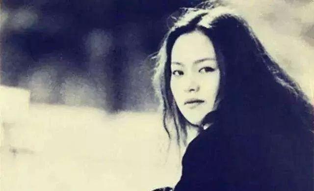 她是高晓松、汪峰前女友，27岁离世，她身后是半部音乐圈的风流史