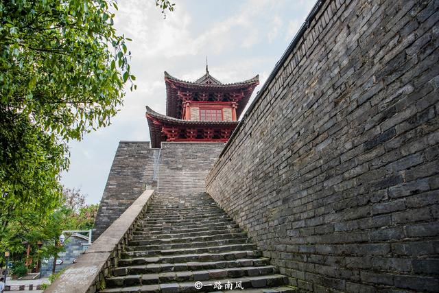 江西面积第一大的旅游城市，是马尔代夫的132.1倍，不是南昌九江