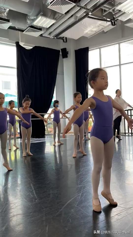 新冠疫情严峻，新加坡小孩还在练芭蕾。。。