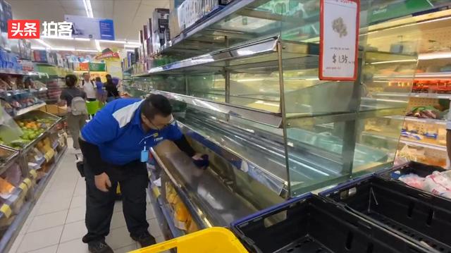 禁外国旅客入境 新加坡宣布“封国” 民众担心断粮将超市商品扫空