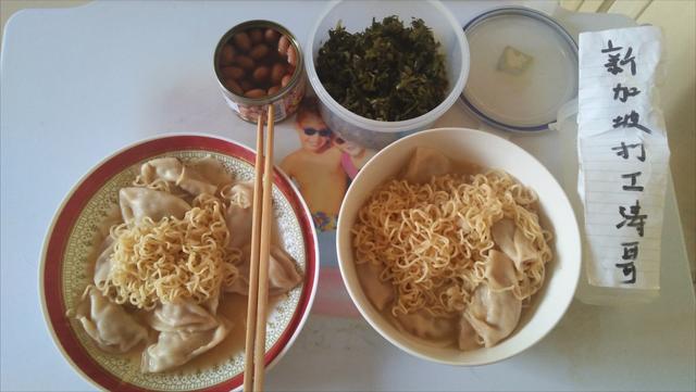 314期：新加坡打工涛哥，方便面下水饺，做了一盘一碗，过瘾