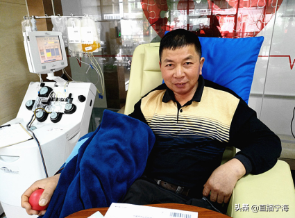 这个木匠不简单，竟然是跨越国界的爱心天使