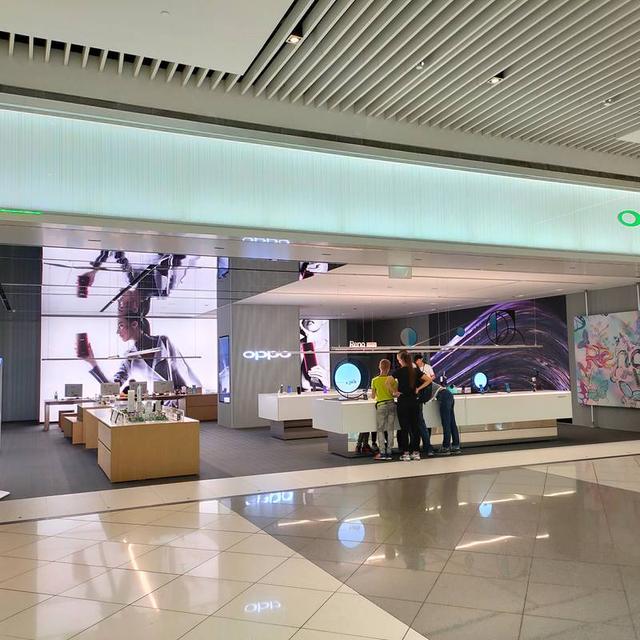 #OPPO降噪之旅# 的第四天 昨天去体验了下新加坡的观光车，感觉新加坡真的挺小的在车顶戴上#OPPO无线降噪耳机# 拒绝噪声，认真欣赏这个多样的城市～感受风吹过的那份悠闲。 还偶遇到一家OPPO的专