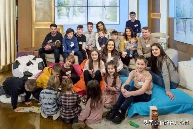 英国44岁妈妈31年生娃21个，现在肚里还怀着一个，网友：神人