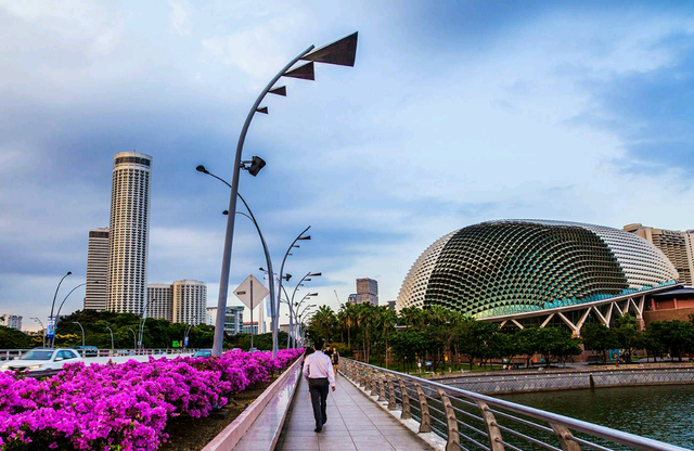 去新加坡，圣淘沙是必玩的景点，就是一个海滩公园，环境非常好