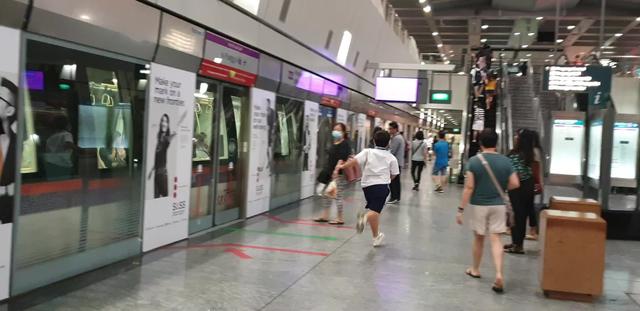 新加坡追火车的小胖墩，屡教不改，就怕他撞到别人。