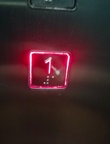 疫情当前，有人把鼻屎“黏”电梯按钮，新加坡居民怒了