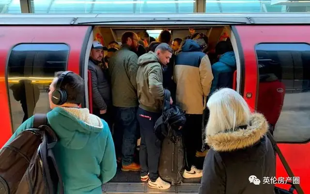 英国终于全国限制外出！街上人少了，然而高峰期地铁还是人挤人！