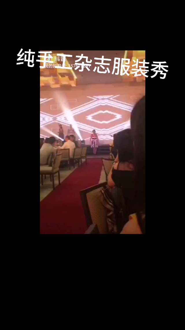 新加坡公司举办全手工杂志制作的服装秀