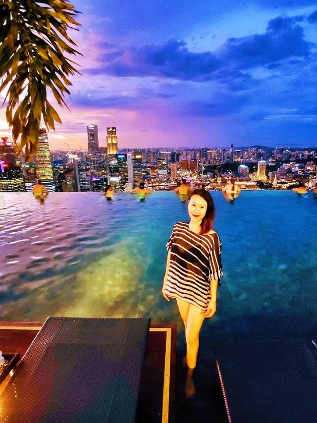 来新加坡旅行，最不能错过的便是滨海湾金沙酒店的顶层无敌夜景。一个是人气最旺的空中泳池，很多人为了它也要慕名入住这里。 另外不能错过的还有55空中俱乐部，它在酒店正中间的2栋55层，和57层空中泳池拥有