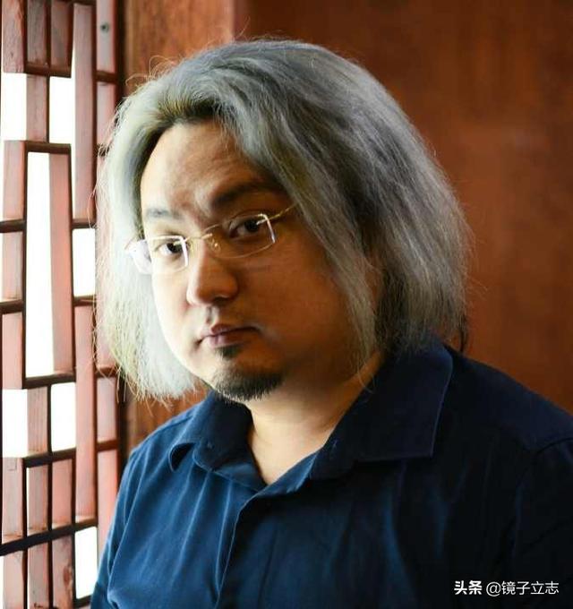 不接受杂志采访报道，界内称其儒商代表。已经是几十亿身家。