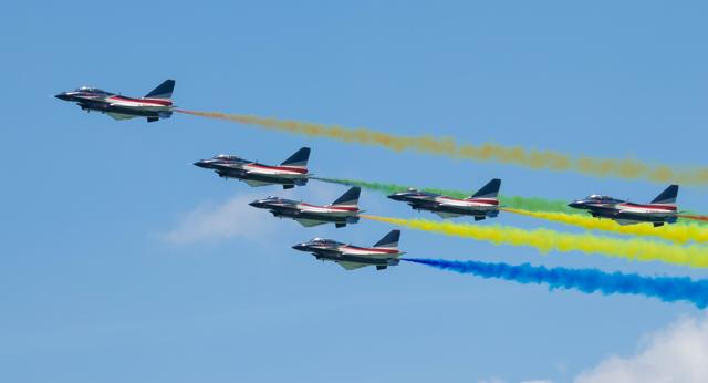 八一飞行表演队震撼亮相新加坡航展