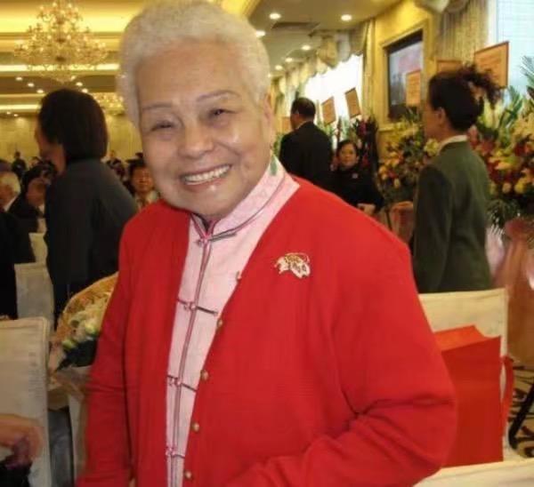 周润发母亲睡中安详去世，遗言内容开明，网友：有母如此是福气