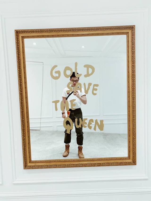 | 新加坡Cartier新品展 CLASH  De Cartier来新加坡啦，以双面人生为主题，推出的一系列新品。  展区不算特别大，分了Podcast，Bookstore和Record store几