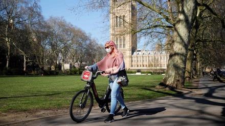 辗转四个国家六个机场，留学生只为逃离英国