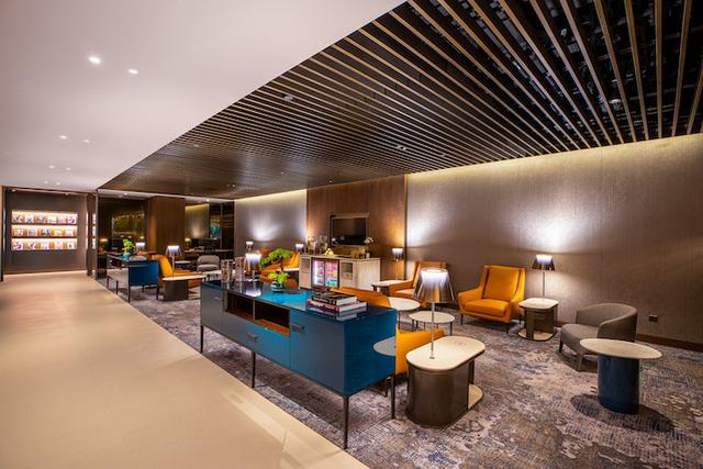 当阿拉伯建筑与花园城市碰撞，卡航在樟宜机场全新贵宾休息室亮相