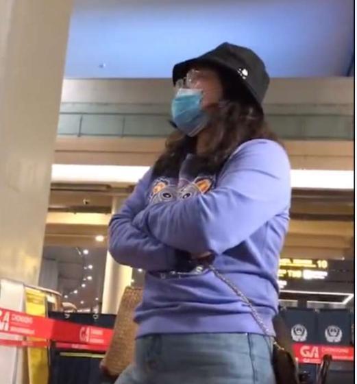 泰国回国女子大闹机场骂防疫人员：“让我隔离，你要脸不？”
