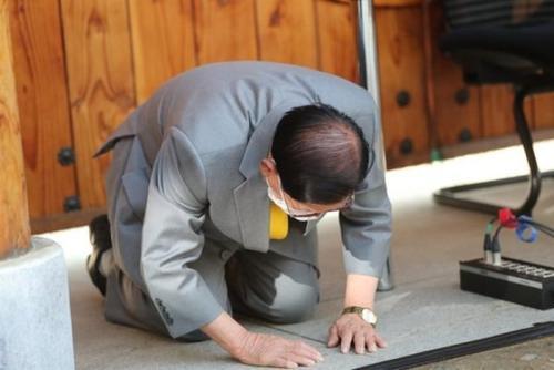 疫情蔓延 韩国“新天地”教会创始人跪地谢罪