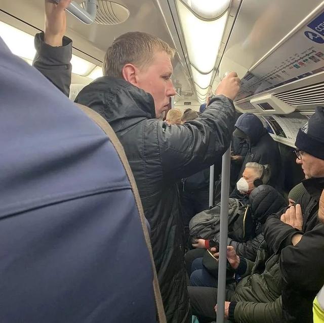 英国终于全国限制外出！街上人少了，然而高峰期地铁还是人挤人
