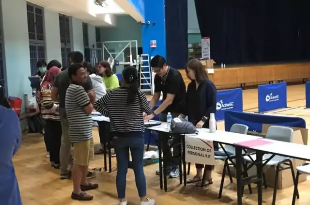 马来西亚“封国”第3天，建起应急“方舱宿舍”供露宿街头员工用