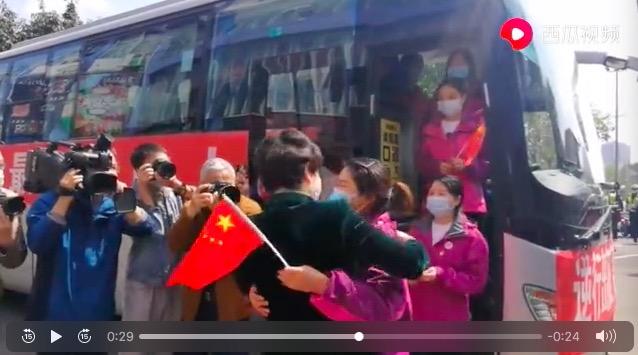 70后女市长挨个拥抱每个援鄂归来医护，被护士称“市长妈妈”