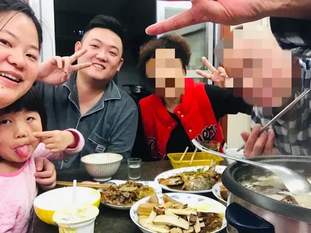 一夜之间全家沦陷，“死太容易了，活着才是最难的，既然还死不了，我就要活好每一天。”