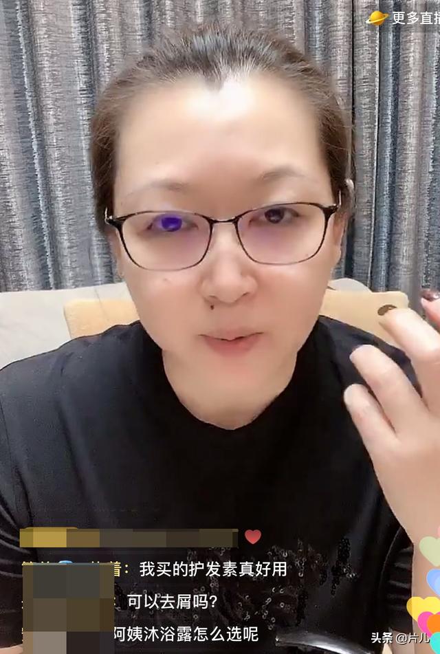 赵本山妻子罕见直播带货，此前丈夫陪同女儿直播，获百万礼物打赏
