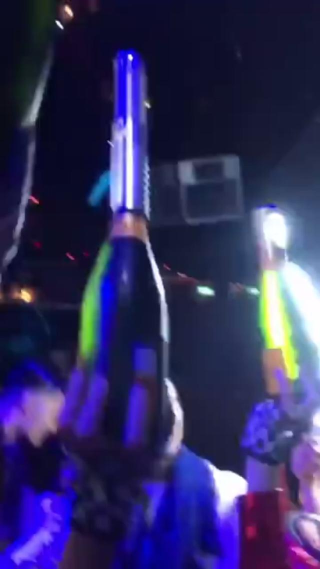 高高在新加坡时的Bachelor Party🍻