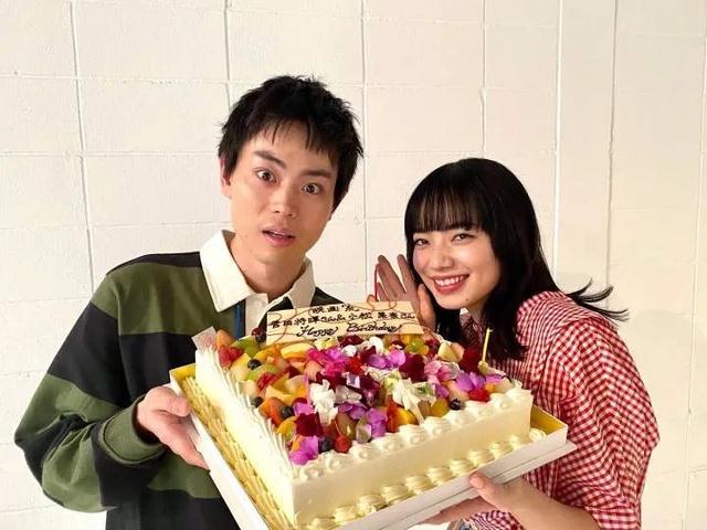 因戏生情？三度合作的菅田将晖和小松菜奈被曝热恋中