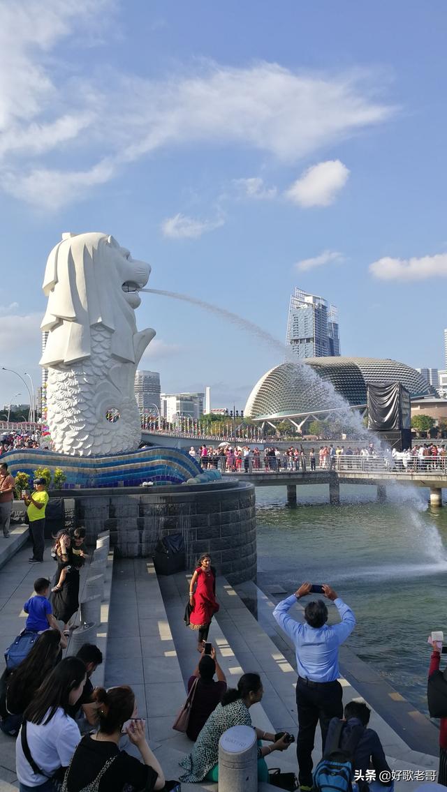 新加坡鱼尾狮公园，周围还聚集了众多著名的地标性建筑