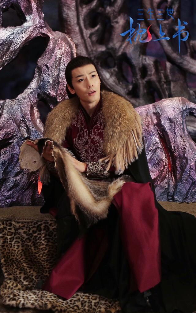 《枕上书》戴向宇多套华服成最壕魔君 美惨弱皮草CEO助攻东凤CP
