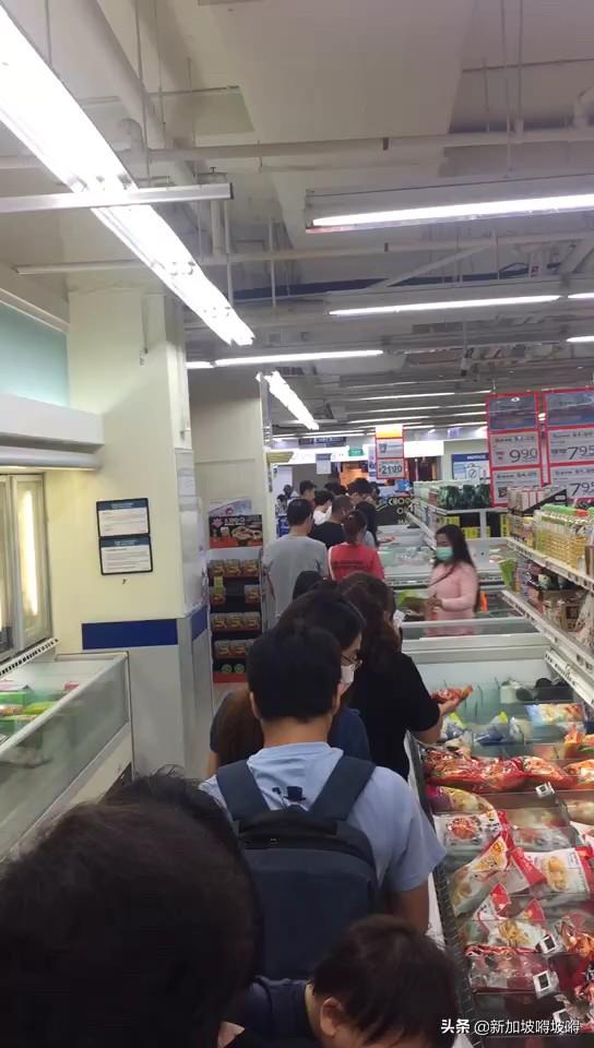 新加坡超市买东西～排了10分钟后的长队🤣感觉物资很充足呀😋