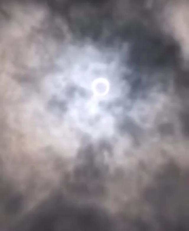 百年难得一见的日环食 新加坡 享趣就去霓虹国 睡遍全球 在全世界过圣诞 这也太