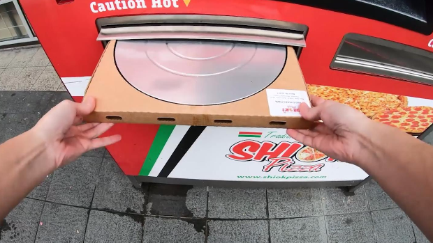 新加坡还有披萨自动售卖机？老外现场品尝披萨，还不错的样子