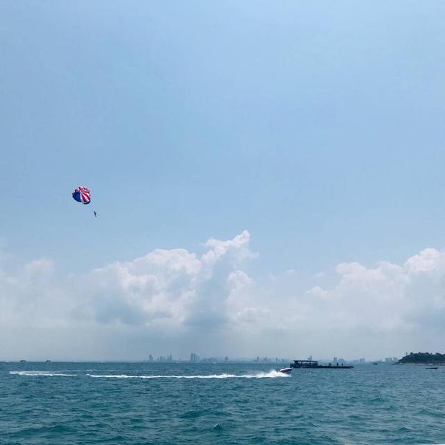 奏响“曼芭乐” 伴着轻快的乐曲声“泰国新加坡印度尼西亚，咖哩肉骨茶印尼九层塔，做spa放烟花蒸桑拿”，应和着乐曲嗨起来，心已经飘向了东南亚的某地－泰国。做攻略了解到古时的“暹罗”是佛教之国，是微笑之国