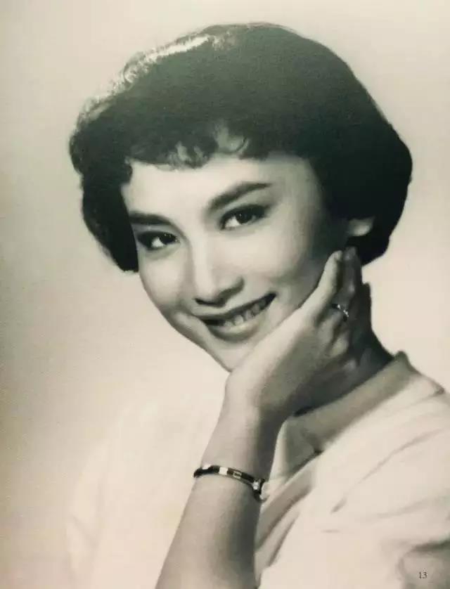 18岁出道，20岁成名，她获粉无数，却在22岁嫁人，与丈夫相守52年
