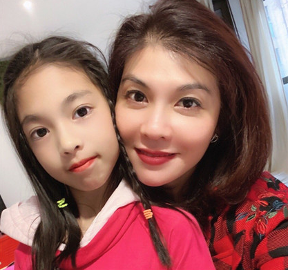 48岁泳坛金花夺奥运首金，身价过亿成美女总裁，二婚生子入英国籍