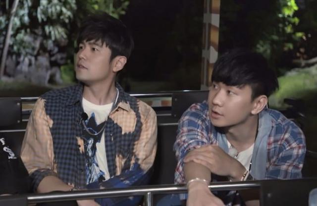 周杰伦“周游”第一站，飞去新加坡找林俊杰，“J”式风格引期待 