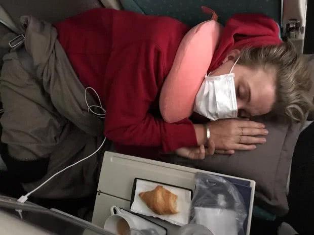 英国女子宿醉登机被当成感染新冠肺炎，引发全机恐慌，被强行隔离