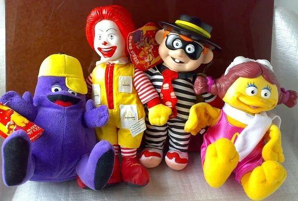 麦当劳玩具出道40年？网友：我一套都还没集齐，怎么就长大了？