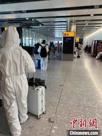英国留学生辗转多地回国：落地一瞬 觉得祖国真伟大