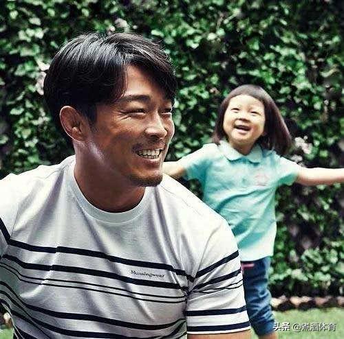 格斗"贝克汉姆"仍在战斗，44岁秋山成勋的魅力时刻